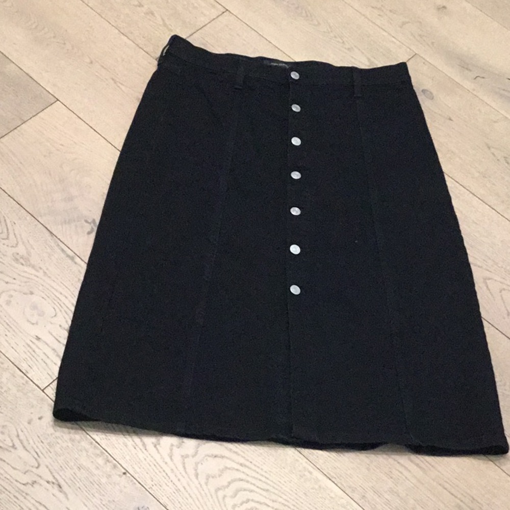 Woman’s Banana Republic black jean/denim skirt. Size 10. Button front.
